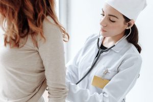 Tuniki medyczne damskie - trendy dla kobiet pracujących w branży medycznej