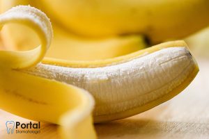 Wybielanie zębów skórką od banana