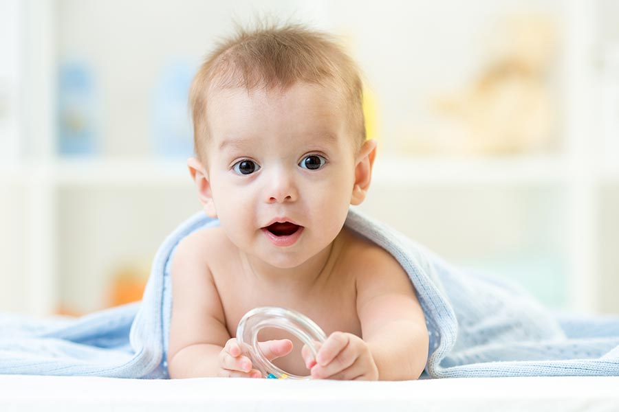 Gryzak na ząbkowanie u dziecka - jak wybrać? Naturalny czy syntetyczny?