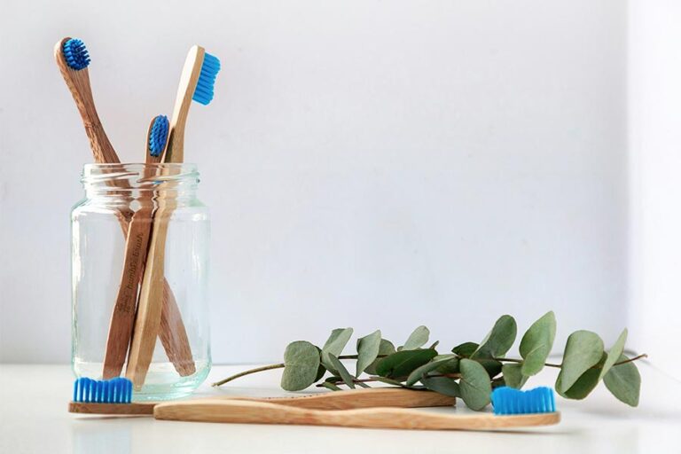 Szczoteczka soniczna czy manualna? Co naprawdę działa na co dzień?