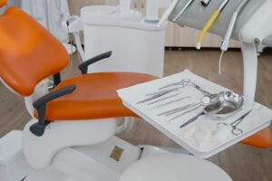 Z jakimi objawami warto zgłosić się do dentysty jak najszybciej?
