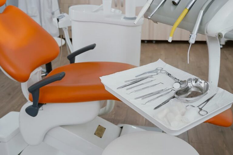 Z jakimi objawami warto zgłosić się do dentysty jak najszybciej?